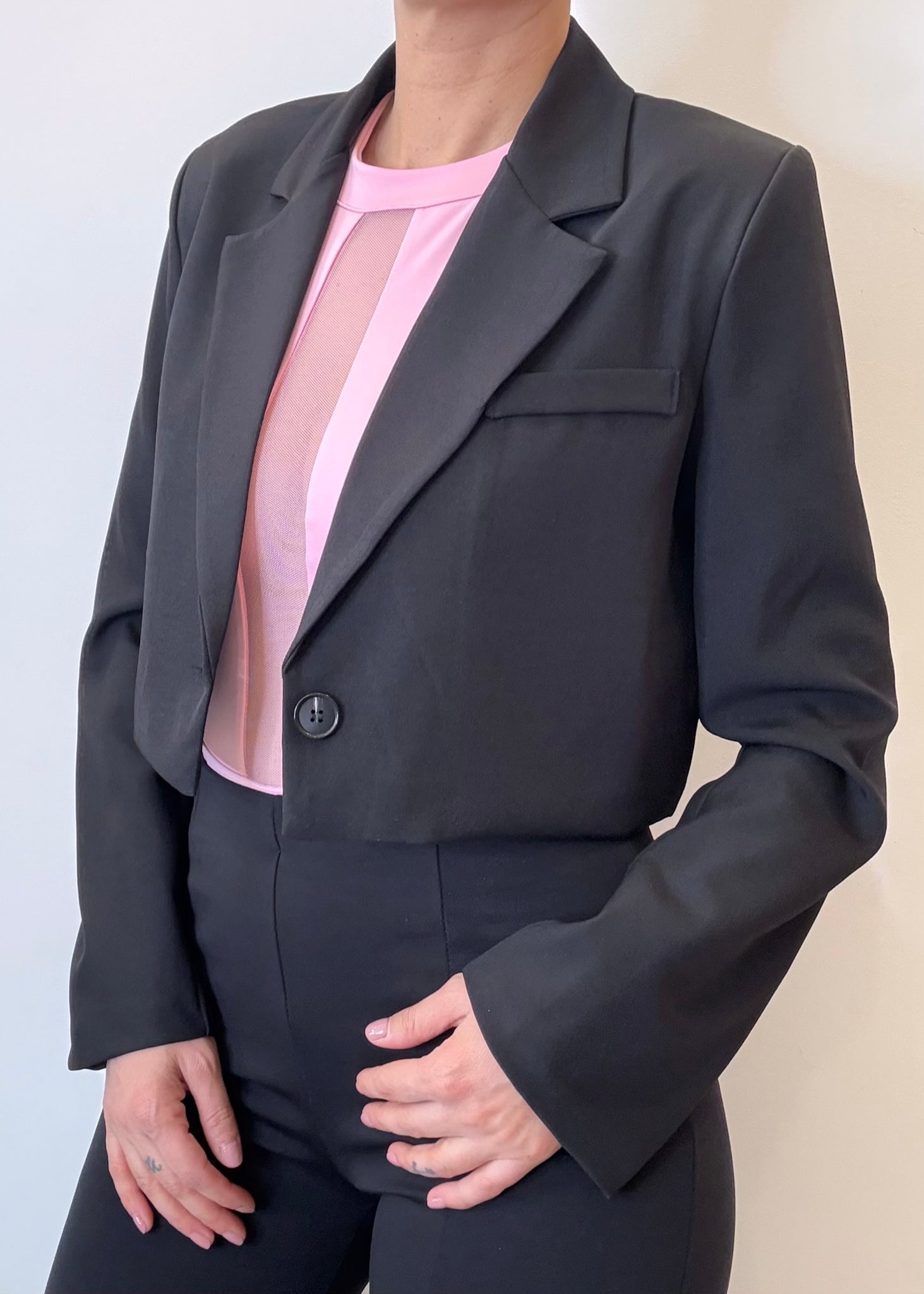 Giacca crop con spalle imbottite – Dudine Shop Srls